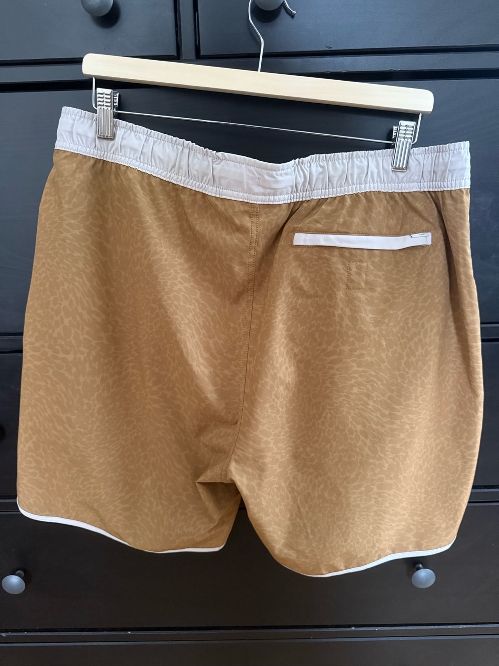 Vuori Banks Short - Tan/Yellow - Men's XL - Picture 2 of 3